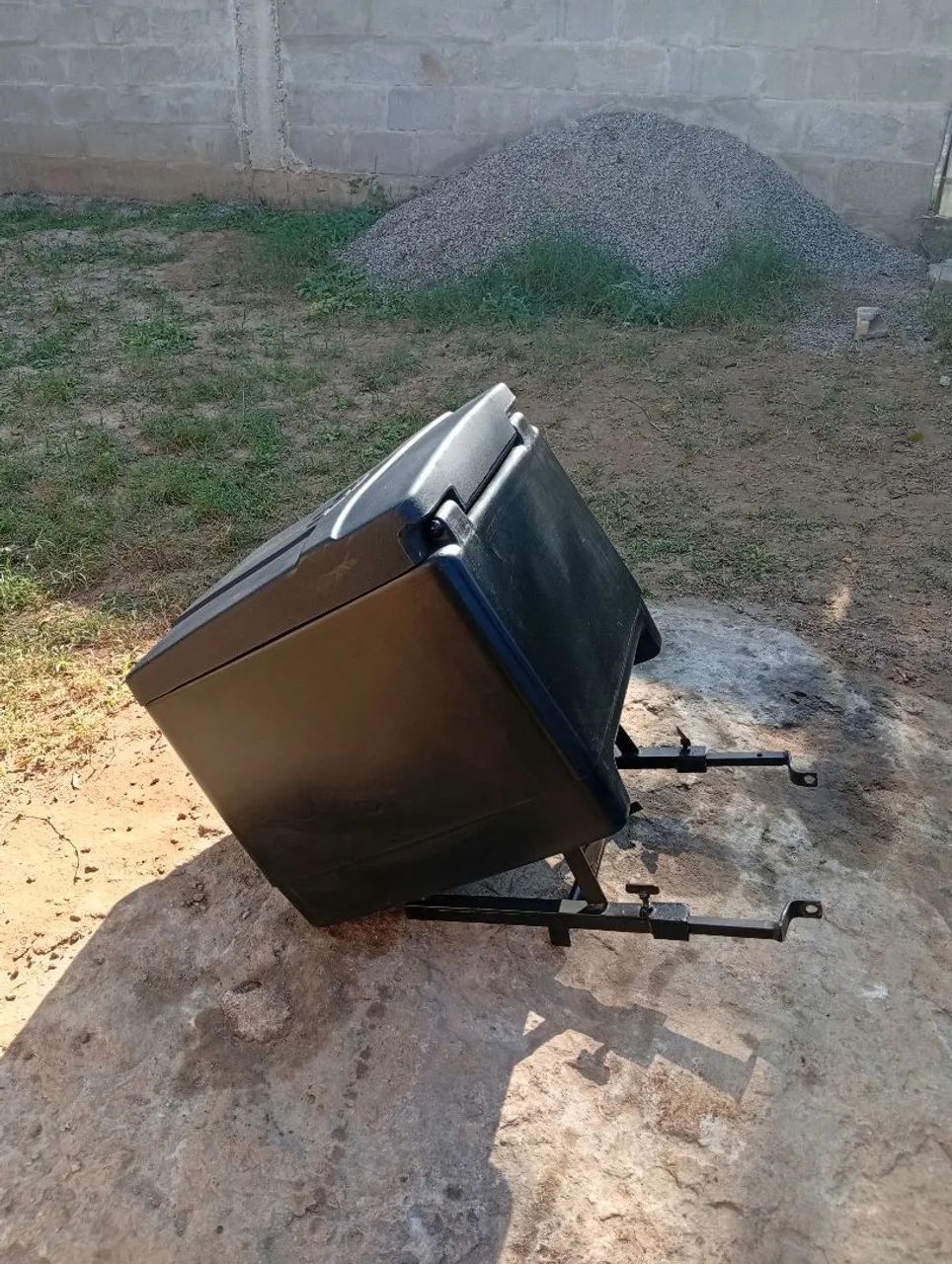 Vendo : Baú com suporte para moto.