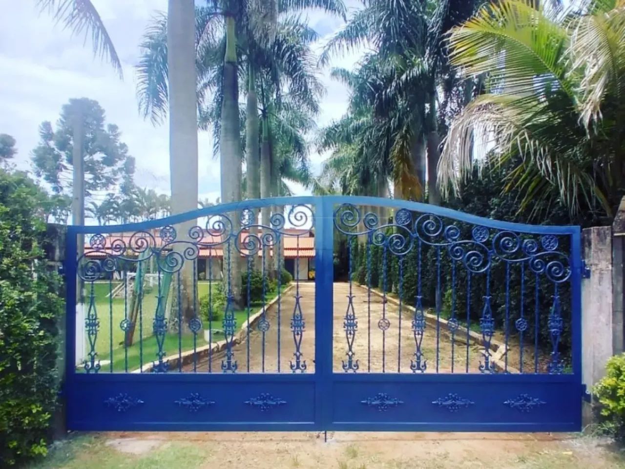 CHÁCARA ESTILO COLONIAL, LOCALIZADA NO CONDOMÍNIO PARAÍSO.