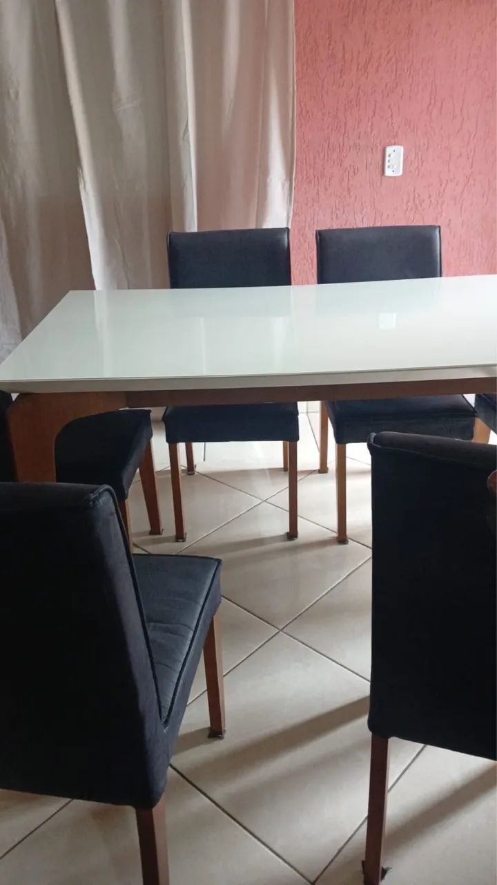 Mesa de 6 lugares e cadeiras 