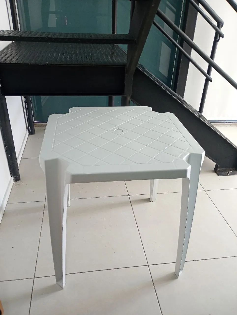 Jogo de Mesa e Cadeiras de Plástico 