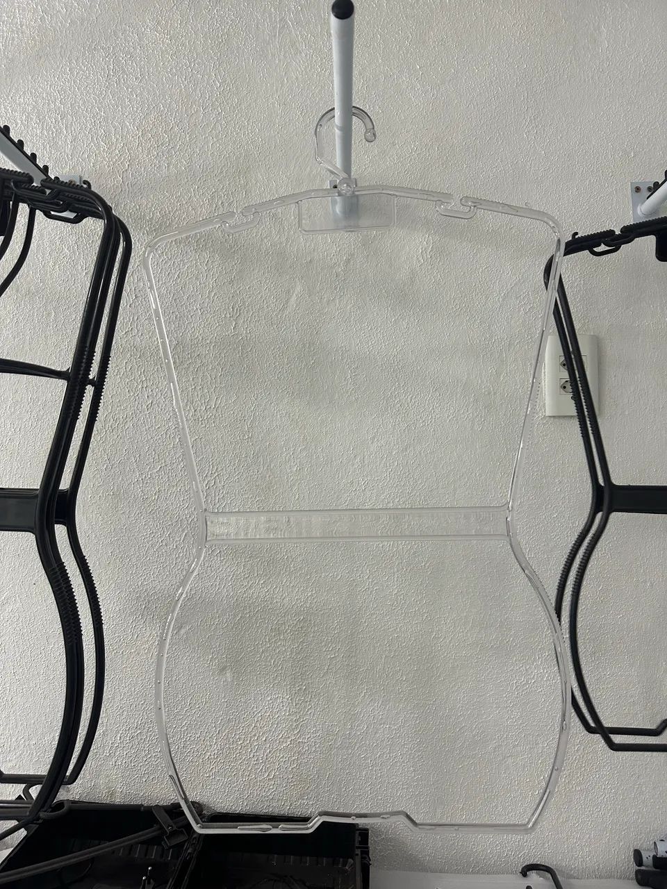 Cabide silhueta ler anúncio 