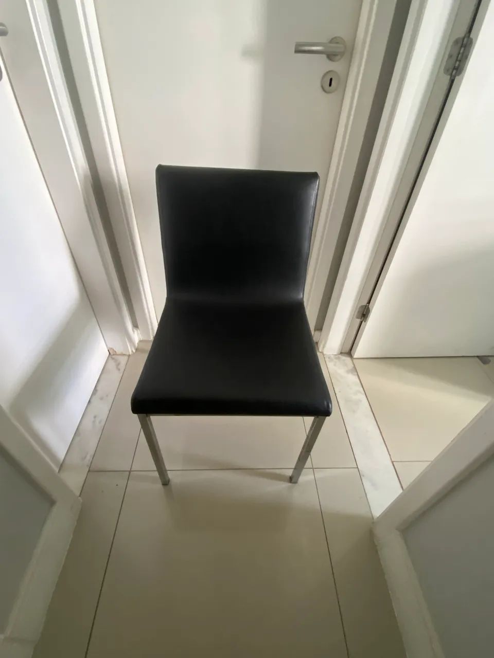 02 Cadeiras em couro black e aço inox  - Foto 3