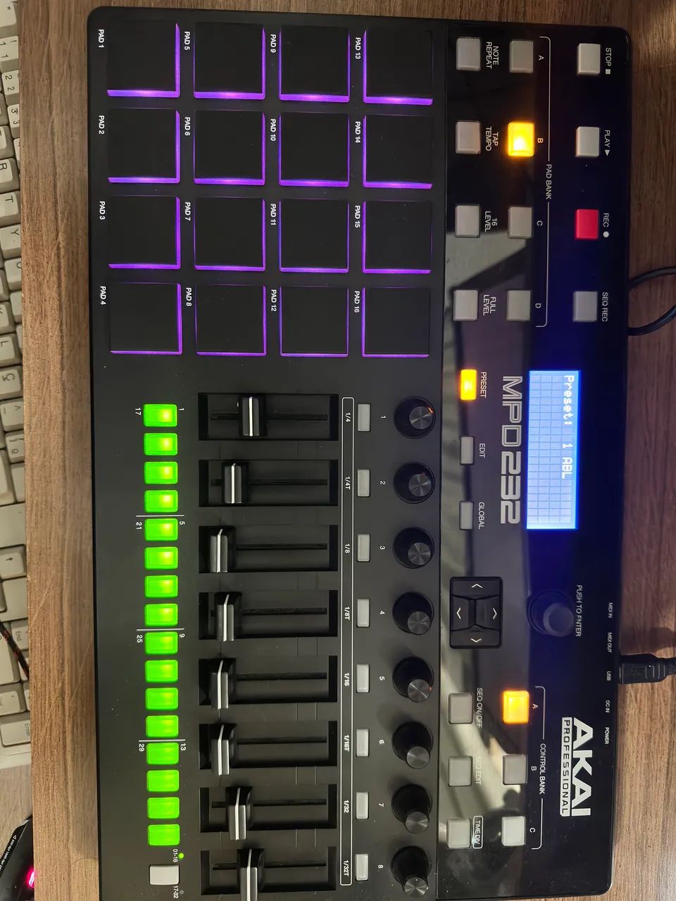 Akai MPD 232 MIDI USB 8 faders 16 pads - Equipamentos e Acessórios