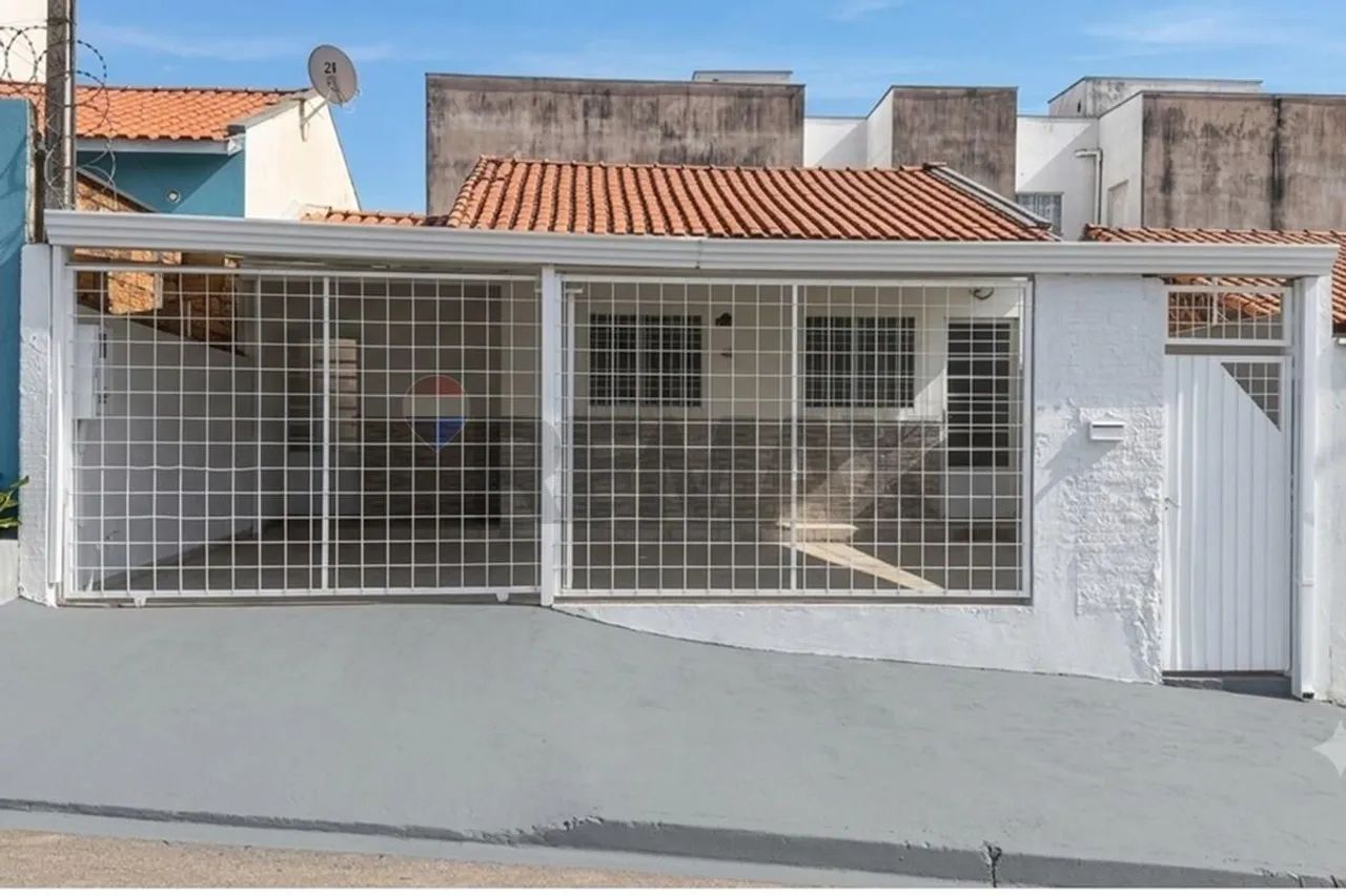 Casa Wanel Ville V : 2 Quartos e Garagem Ampla!