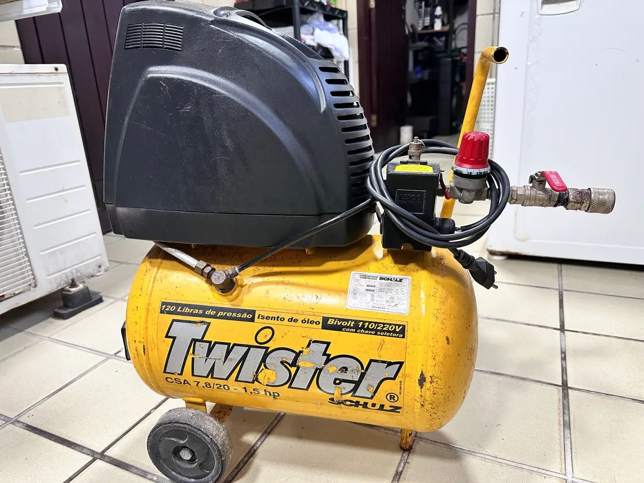 Vendo Compressor de Ar Schulz Twister 20L (Isento de Óleo) + Acessórios - Foto 2