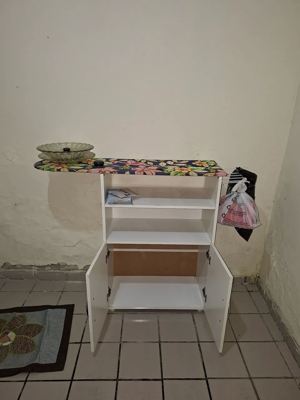 Armário com tábua de passar