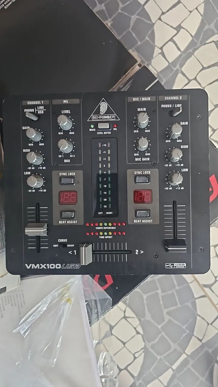 Pro Mixer Behringer VMX - 100USB - Foto 2