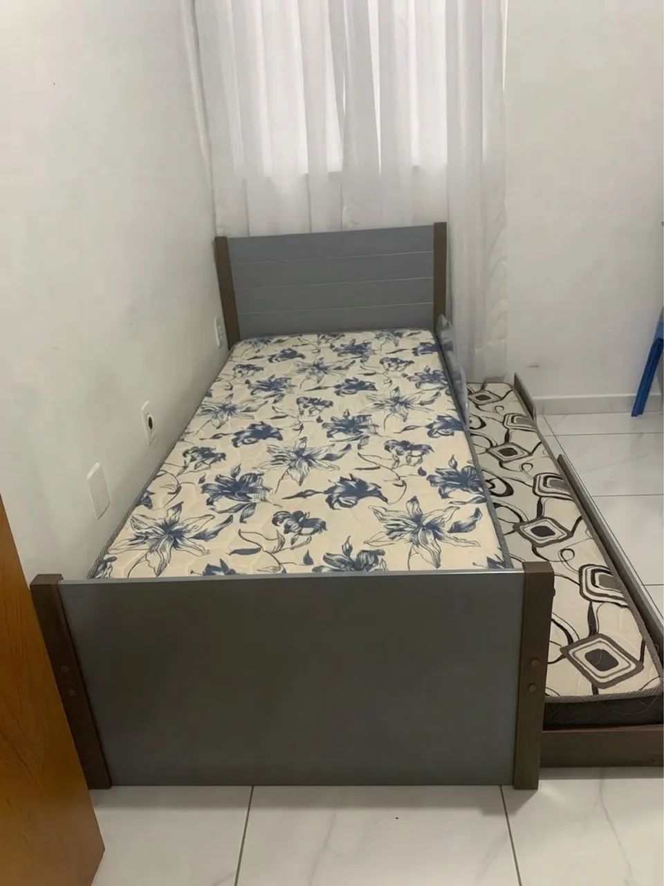 Bicama semi nova com colchões 