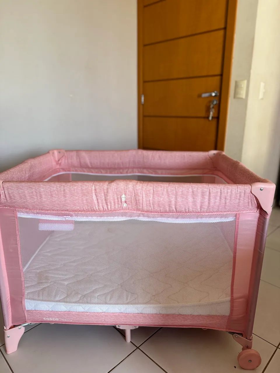 Berço portátil rosa Cosco com colchão  - Foto 4