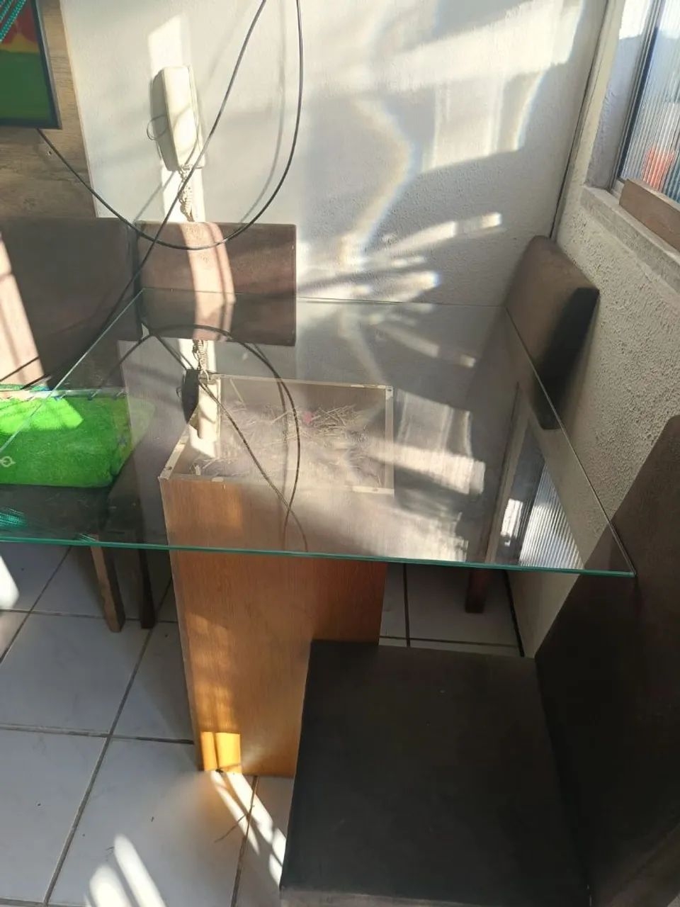 Mesa de vidro com cadeira de madeira 