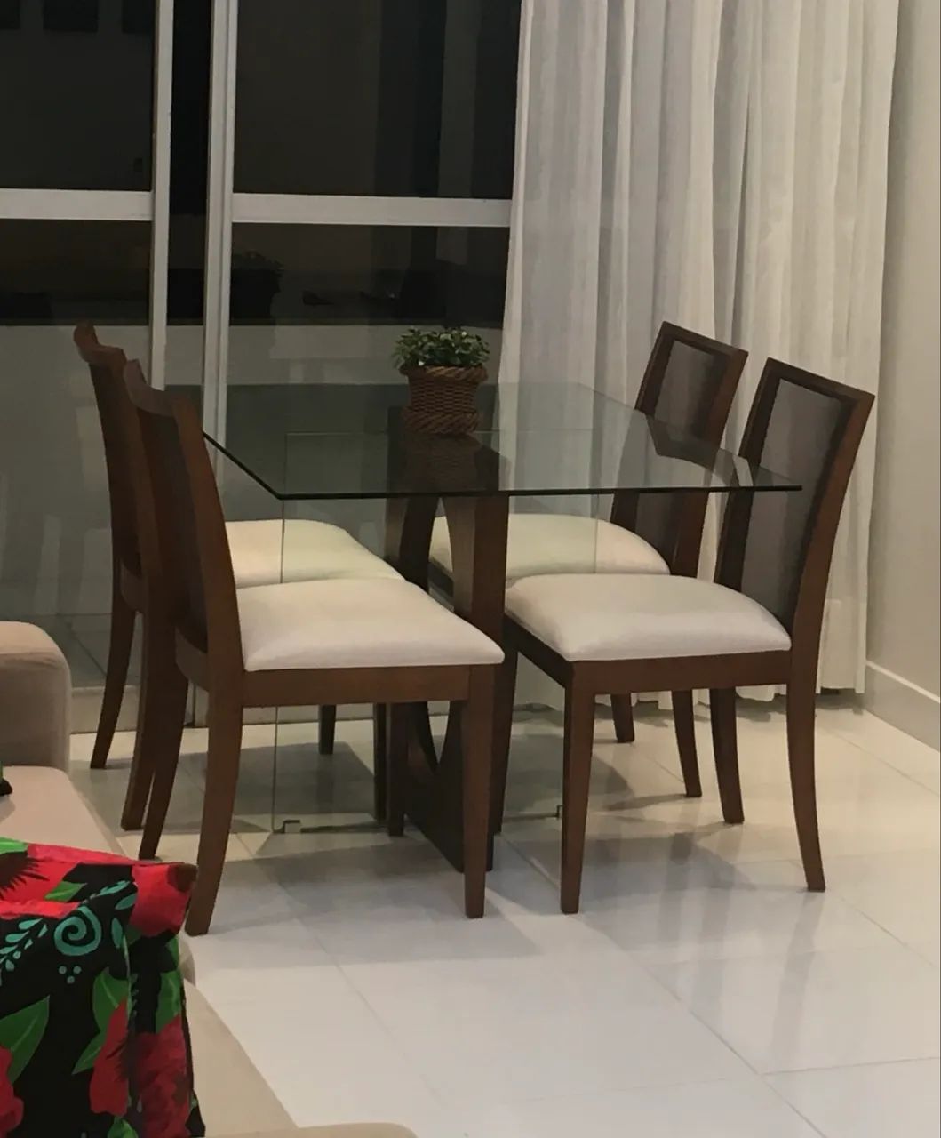 Mesa de jantar + 4 cadeiras 