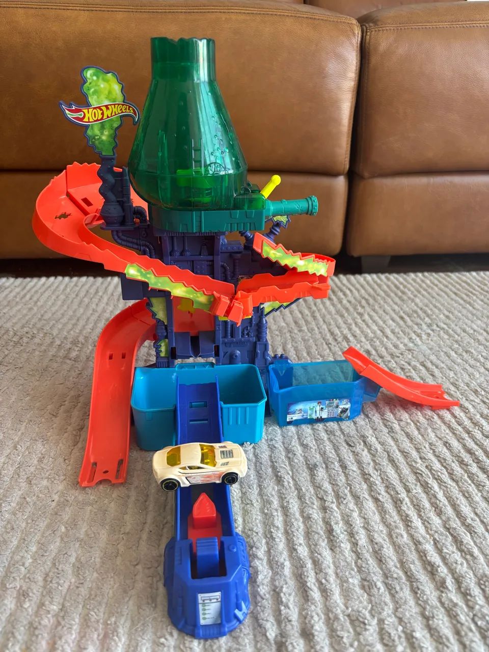 Pista Hot Wheels City Estação Científica inclui carrinho que muda de cor.