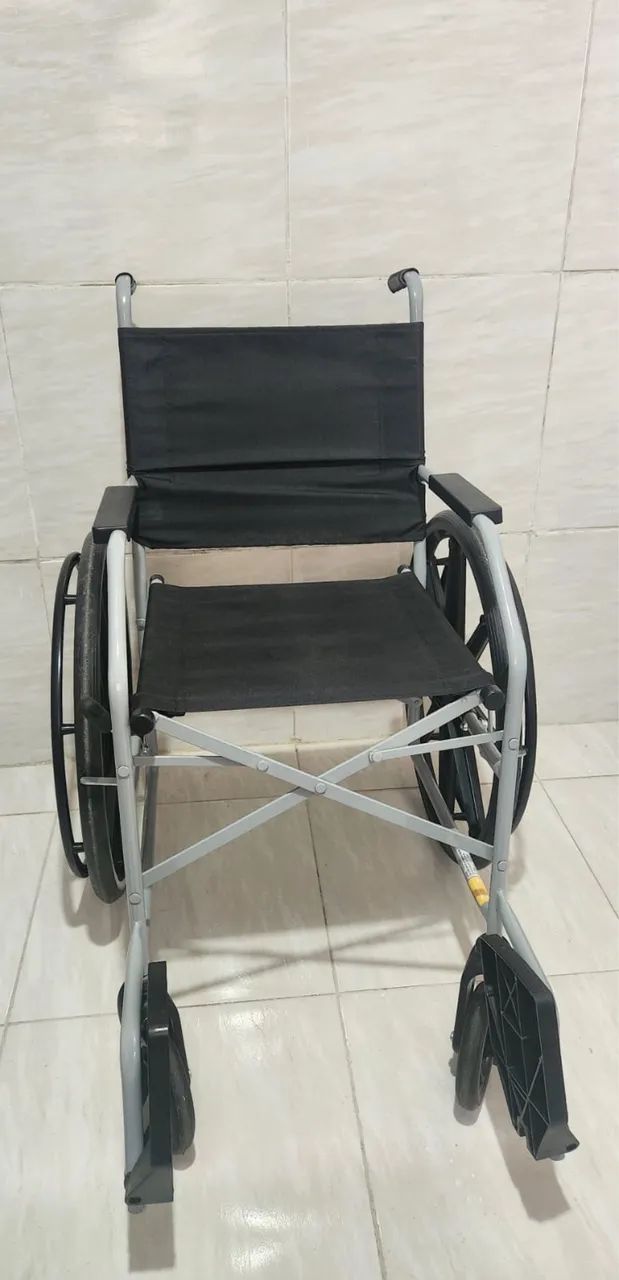 Cadeira de Rodas Manual Semi Nova - Excelente Estado - Foto 5
