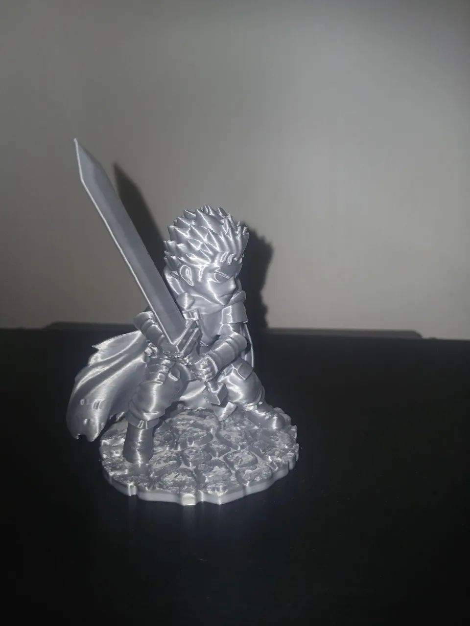 ? Guts Chibi - Berserk | Impressão 3D em PLA Silk Prata - Foto 3