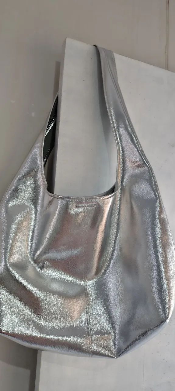 Bolsa prata ,marca portuguesa,grande e nova.
