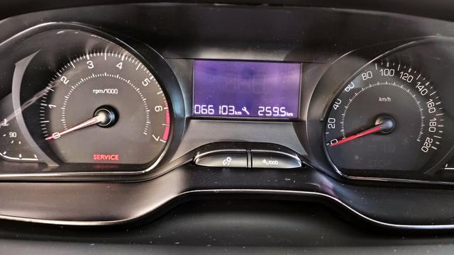 Peugeot 2008 16/16 automático IPVA pago - Foto 5