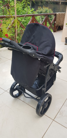 Carrinho de bebê com bebê conforto