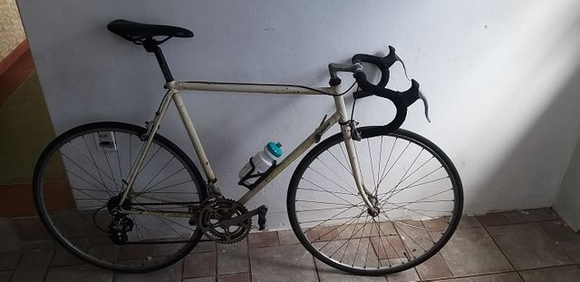 Bicicleta de Corrida marca PEUGEOT da França relíquia dos anos 80 peça rara