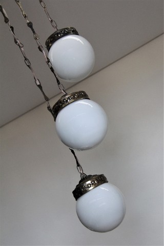 Lustre Classico com 3 Globos de Vidro e Metais Ouro Velho - Anos 60 - Foto 5