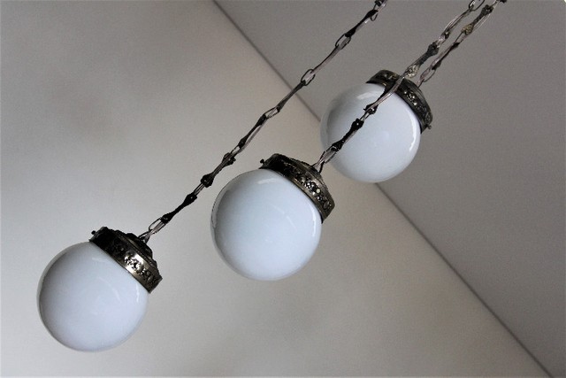 Lustre Classico com 3 Globos de Vidro e Metais Ouro Velho - Anos 60 - Foto 4