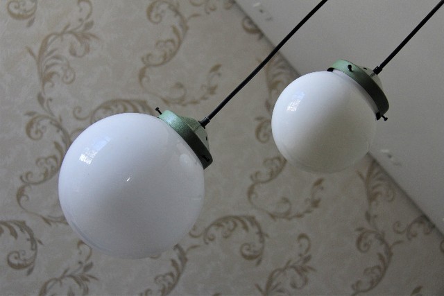 Lustre com 2 Globos em Opaline / Metais Cor Verde Martelada Anos 50 - Foto 4