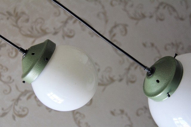 Lustre com 2 Globos em Opaline / Metais Cor Verde Martelada Anos 50 - Foto 6