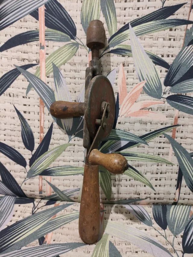 Maquina de furar manual antiga64606908436609122