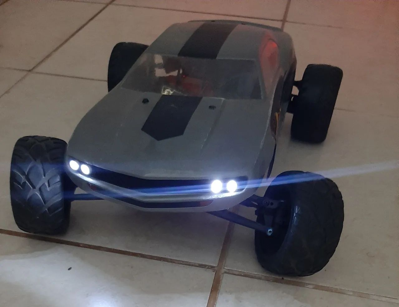 Automodelo Jato Traxxas convertido para elétrico.