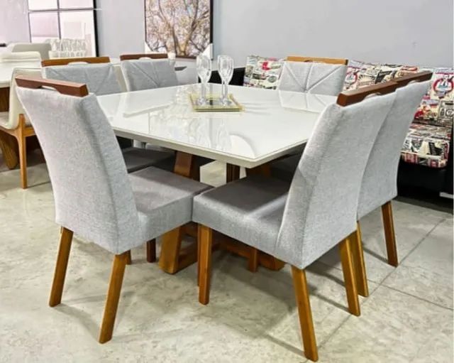 Mesa de jantar 8 lugares 140x140 madeira com veludo 