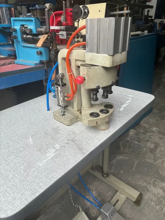 Máquina de Aplicar Botões Cabeçote Triplo - Foto 2