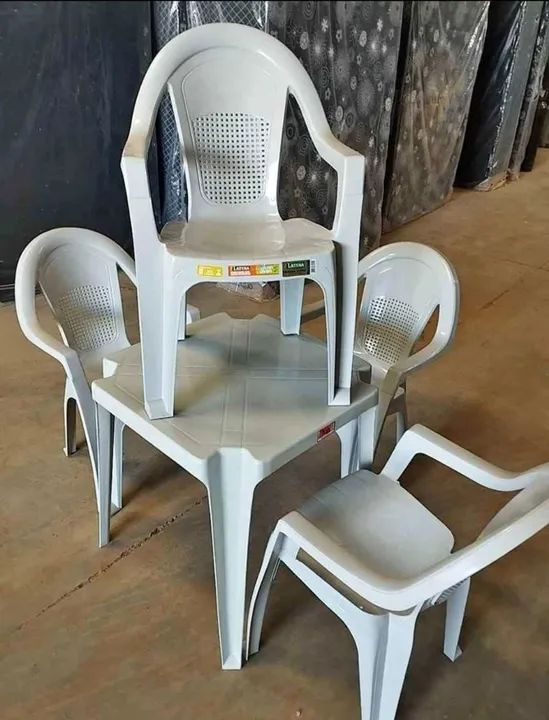 Conjunto de Cadeiras e Mesas novas de plástico forte e resistente. - Foto 3