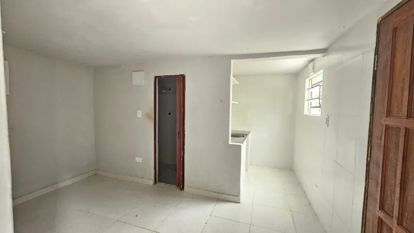 Vendo casa ABAIXO DO NIVEL DA RUA na rua Barcelos 2 quartos somente à Vista