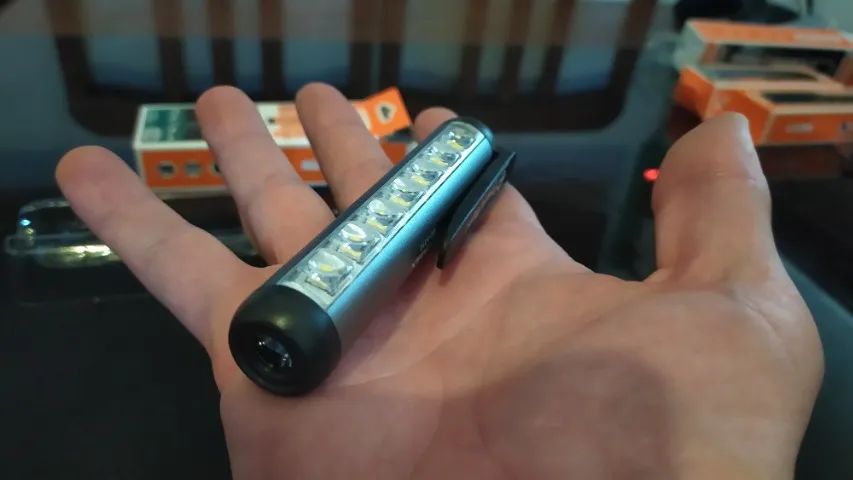 Mini Lanterna LED recarregável clipe + imã  - Foto 4