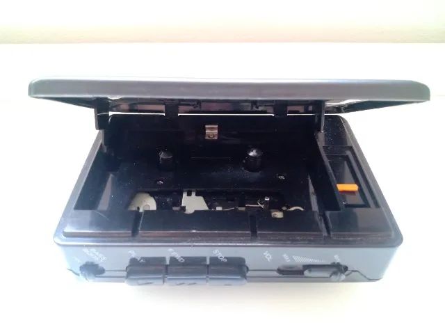 Walkman Casio modelo W-805 DC 3 V(2Xum-3) Aparelho está girando a fita, mas não na velocid - Foto 2