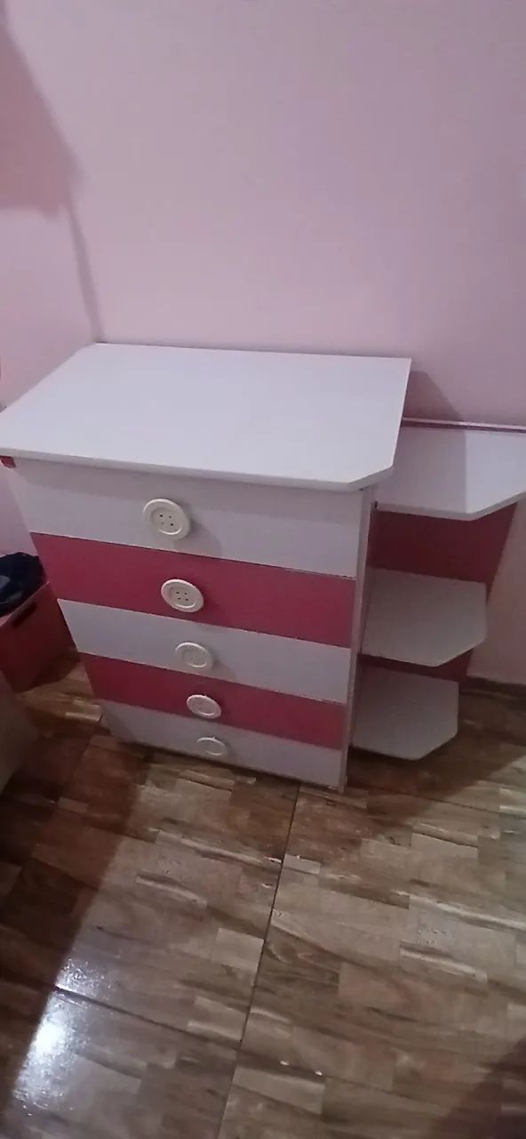 Guarda roupa e cômoda com cantoneiras 