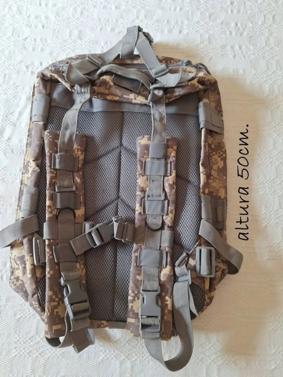 Mochila camuflada, nova. Perfeita para quem busca praticidade e estilo. - Foto 2