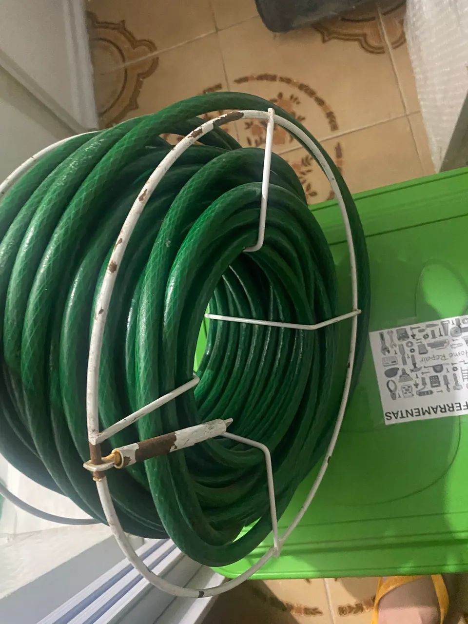 Mangueira uso doméstico, 20 metros acompanha suporte.  - Foto 6