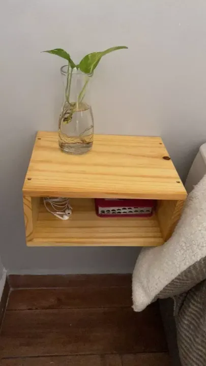 Mesa de cabeceira suspensa