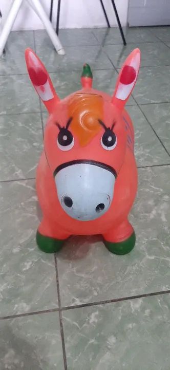 Cavalo de balanço inflável