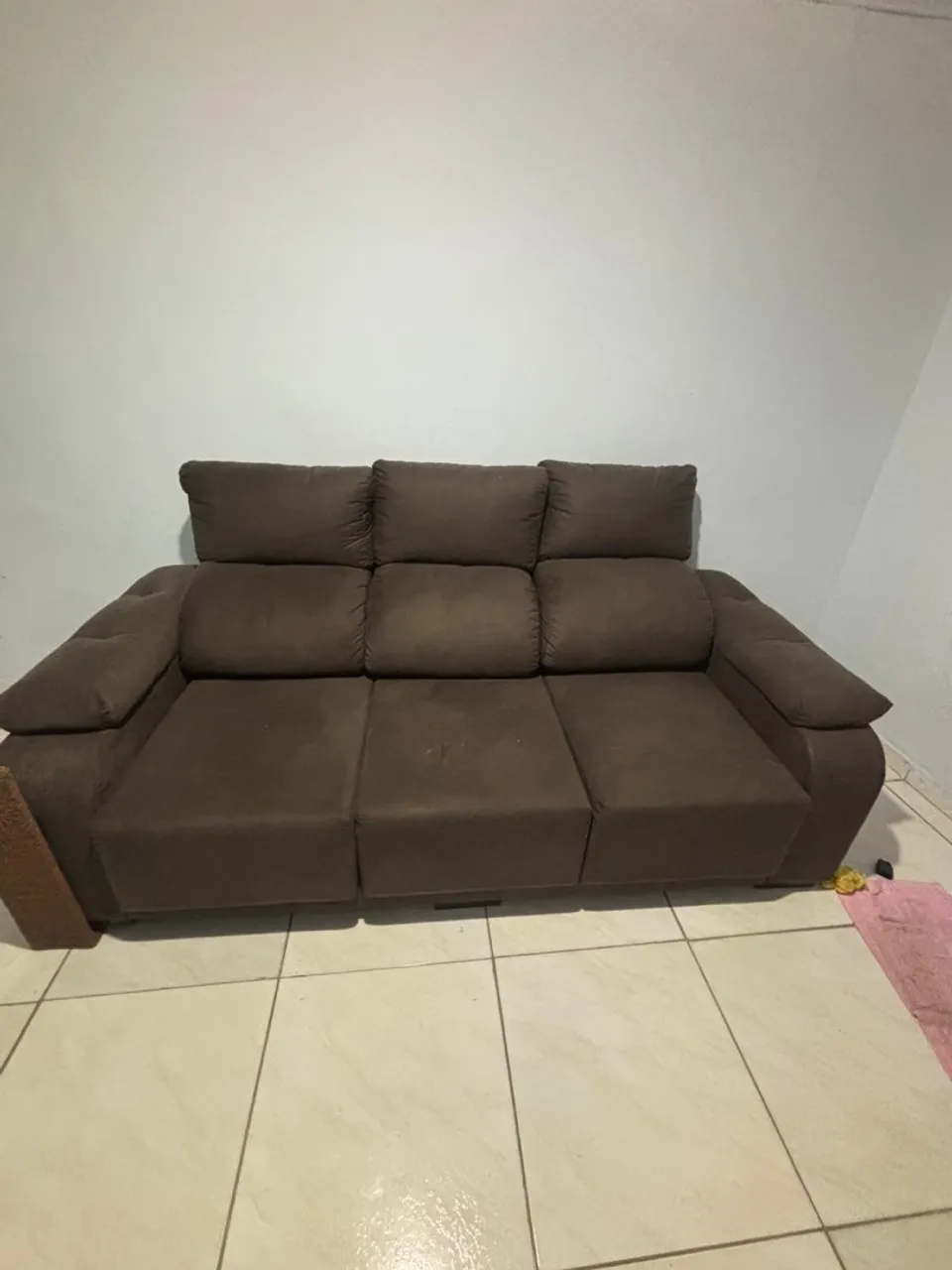 Sofá 3 lugares em tecido marrom e painel branco
