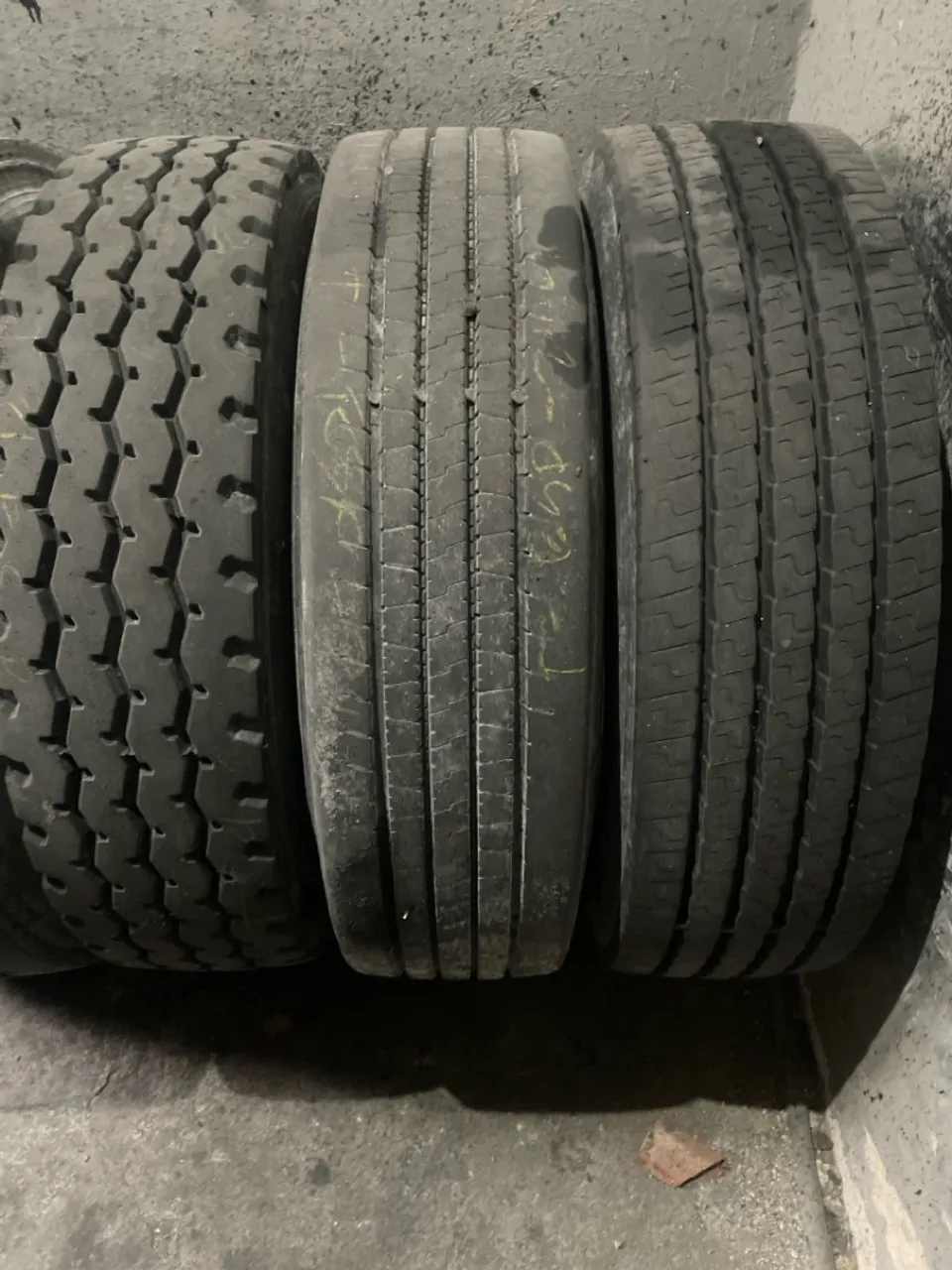 Pneus Meia Vida caminhão: com PROMOÇÃO 4 pneus p/ R$ 1.250,00