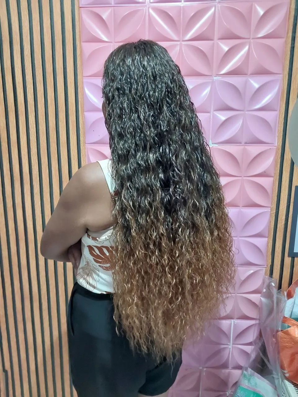 Cabelo cacheado em tons de loiro e preto