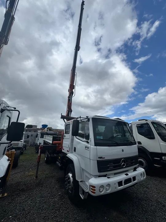 Caminhão Mercedez 1718 munck 20 toneladas - Foto 5