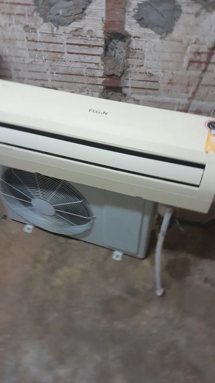 Vendo Split já instalado por R$ 1350,00 com garantia gela super bem