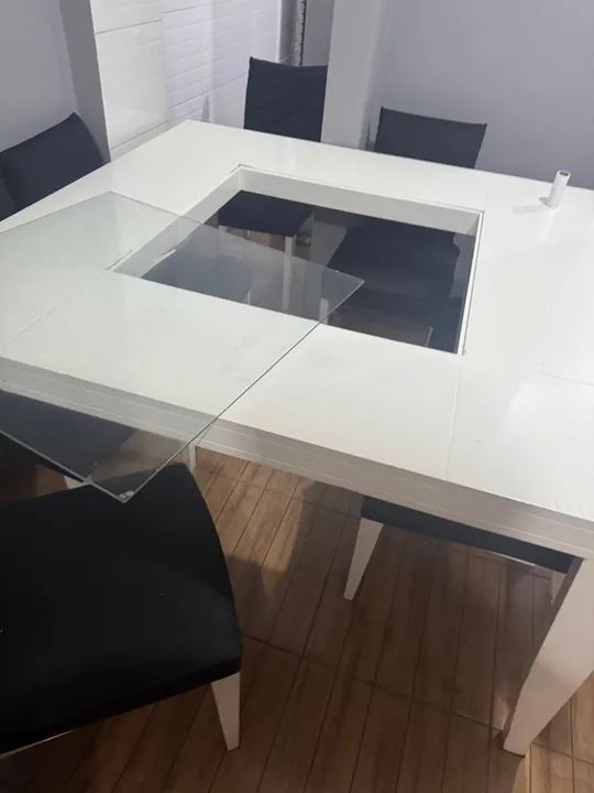 Mesa de jantar de madeira com vidro temperado 1,5m x 1,5m , com 4 cadeiras (já com capa)