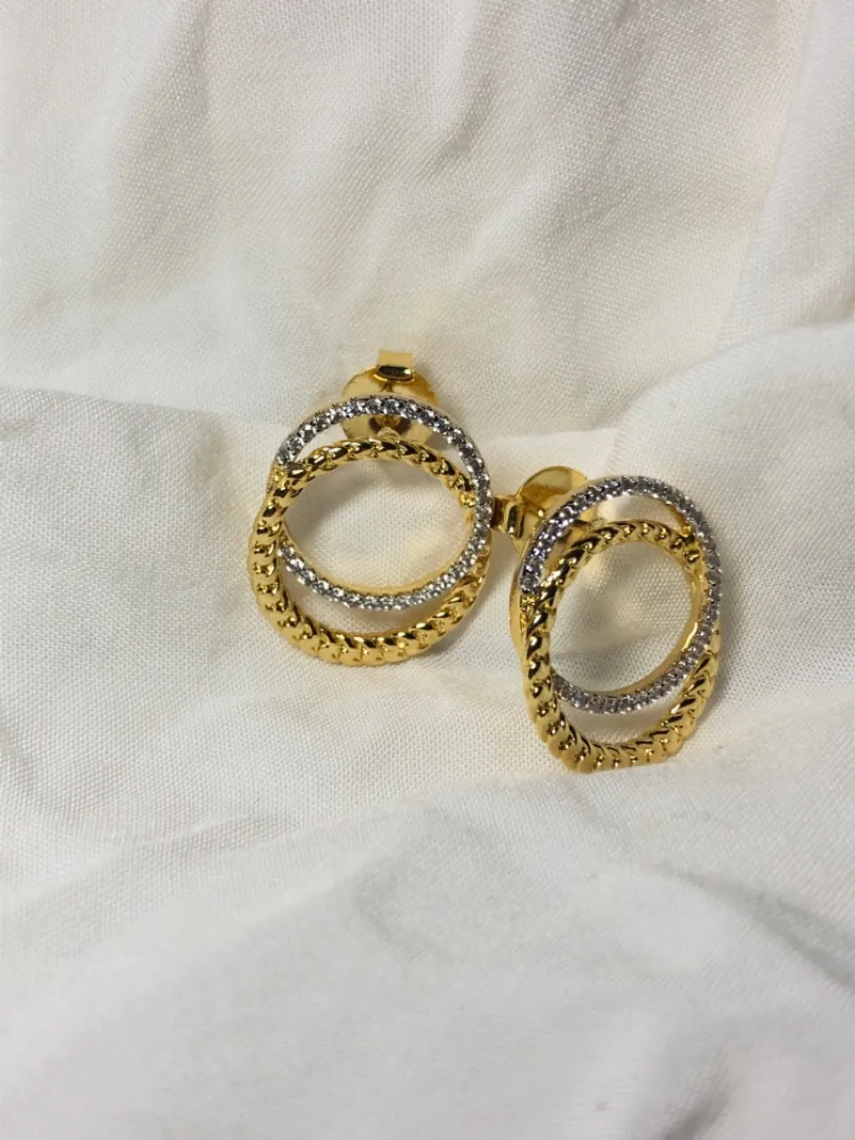 Brincos de argola dupla com zircônias