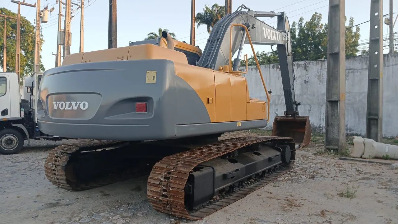 Escavadeira Volvo EC210BLC ANO 2009 - Foto 3