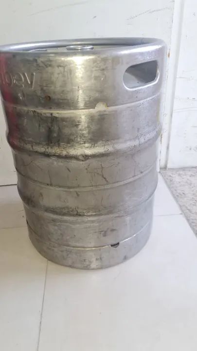 Barril de chope em aço inox de 50 litros, vazio.