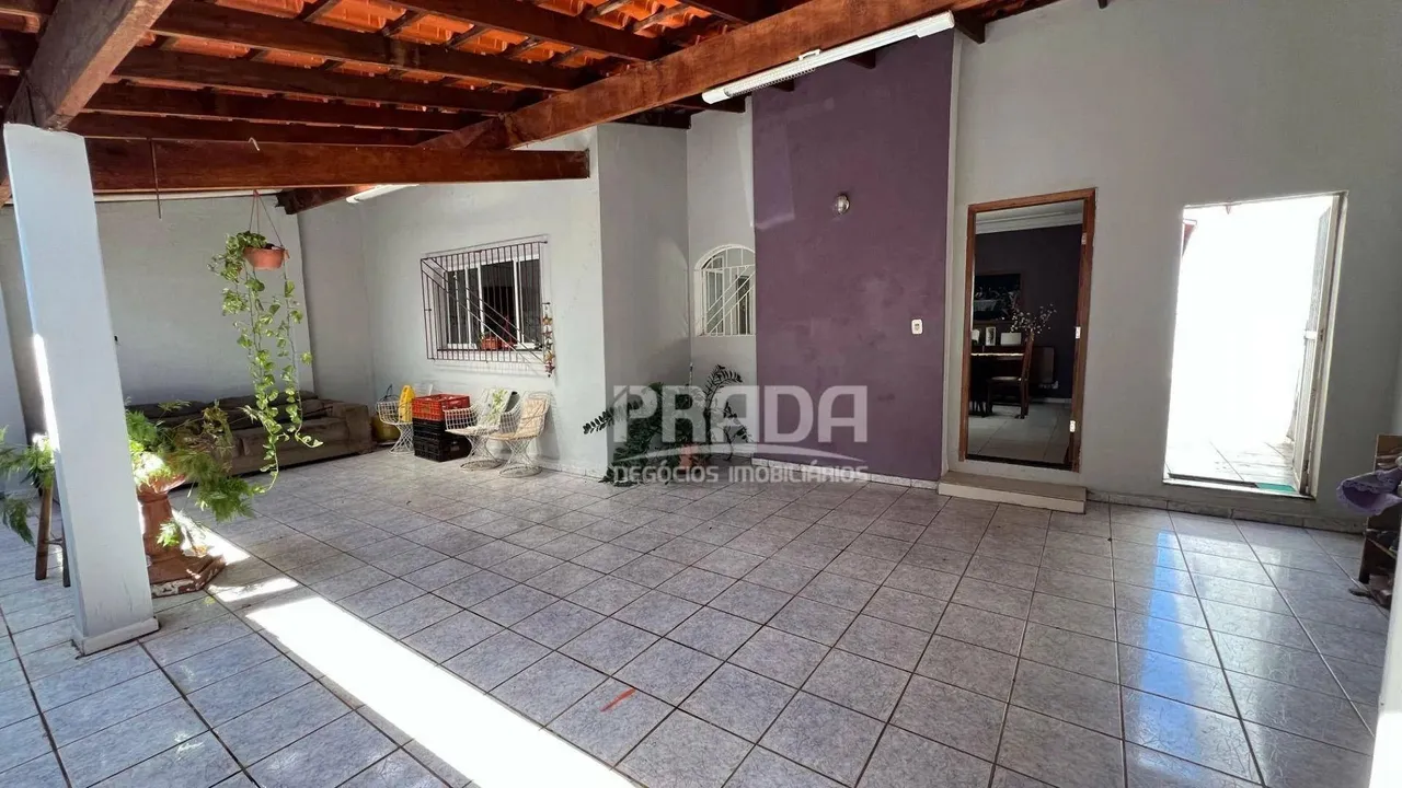 Casa com 3 quartos à venda, 180 m² - Santa Mônica - Uberlândia/MG