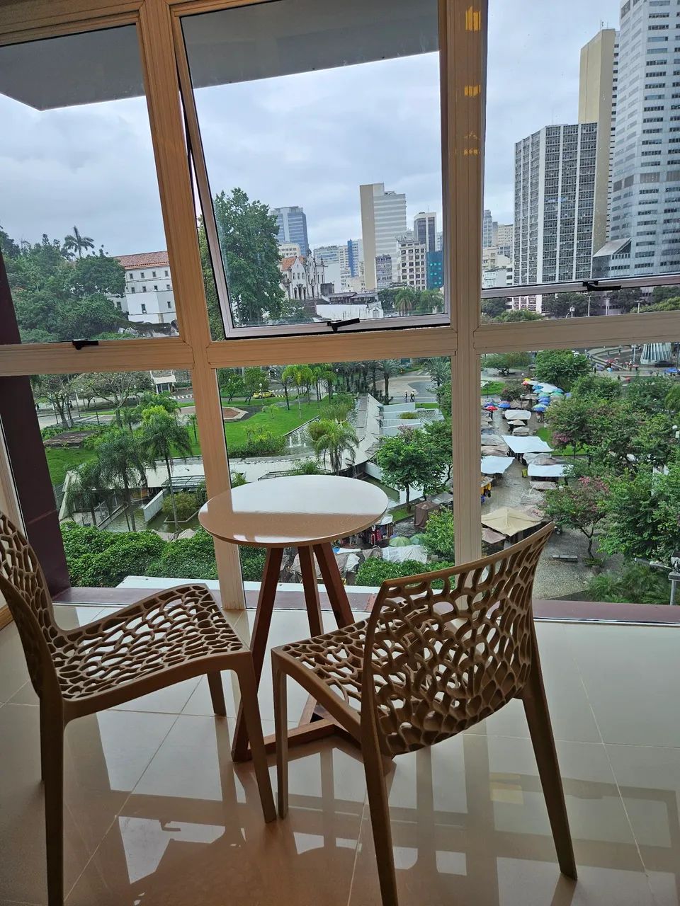 Rio de Janeiro, Centro Lindo AP residencial frente Metrô Largo da Carioca. 